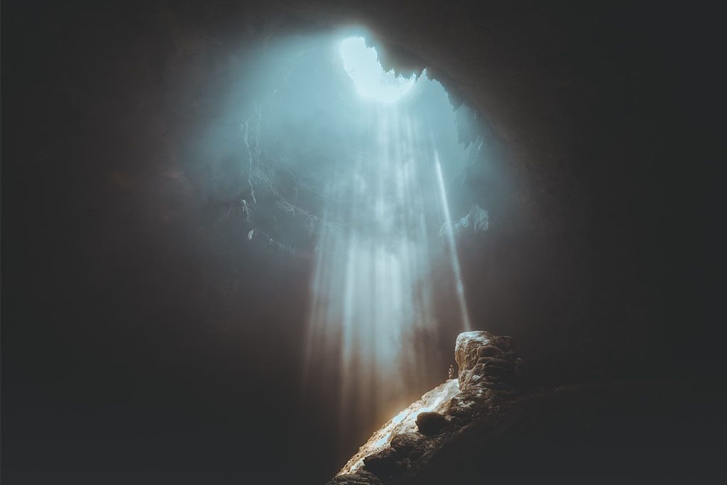 Wachstumsschmerz | Höhle mit Lichtblick