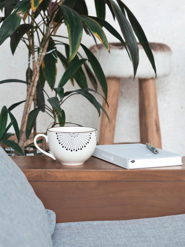 Monatsreflexion Tasse mit Journal